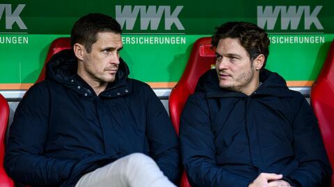 Dortmunds Sportdirektor Sebastian Kehl (l) und BVB-Trainer Edin Terzic in Augsburg auf der Bank.