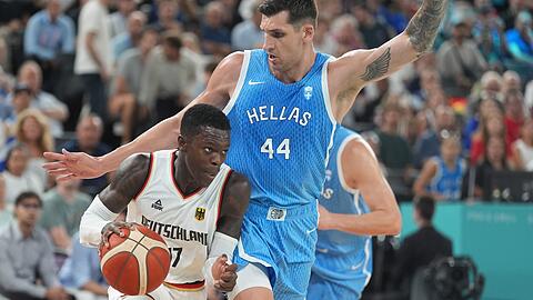 Dennis Schröder (l.) und die deutschen Basketballer stehen bei Olympia im Halbfinale.