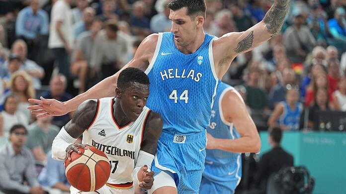 Dennis Schröder (l.) und die deutschen Basketballer stehen bei Olympia im Halbfinale.