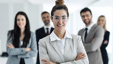 Wer für seine Arbeit gutes Geld bekommt, erhält später auch eine bessere Rente - und ist nicht gezwungen, privat vorzusorgen, um über die Runden zu kommen, sagt Michaela Engelmeier.