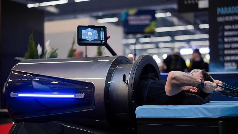 Mit den Armen trainieren, w&auml;hrend der restliche K&ouml;rper im "Flow System" des Ger&auml;teherstellers Art of Cryo durch &Uuml;ber- und Unterdruck stimuliert wird.