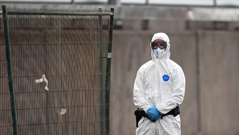 Beim Kontakt mit dem Hantavirus sollte ein Schutzanzug Pflicht sein.