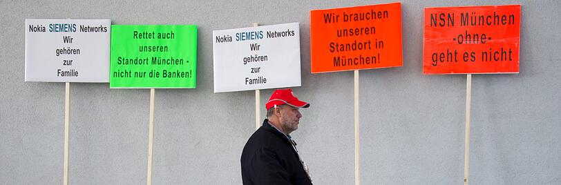Beschäftigte von Nokia Siemens Networks folgten am Faschingsdienstag dem Aufruf der IG Metall, gegen die Standort-Schließung zu protestieren.