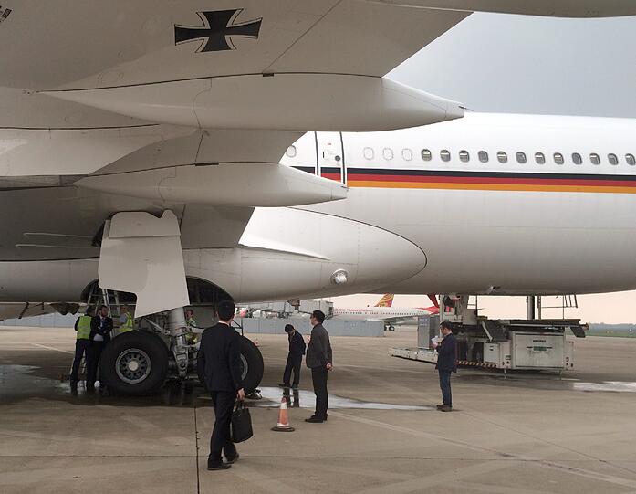 Der kaputte Motor ist inzwischen repariert: Steinmeiers Airbus wird am Flughafen gecheckt.