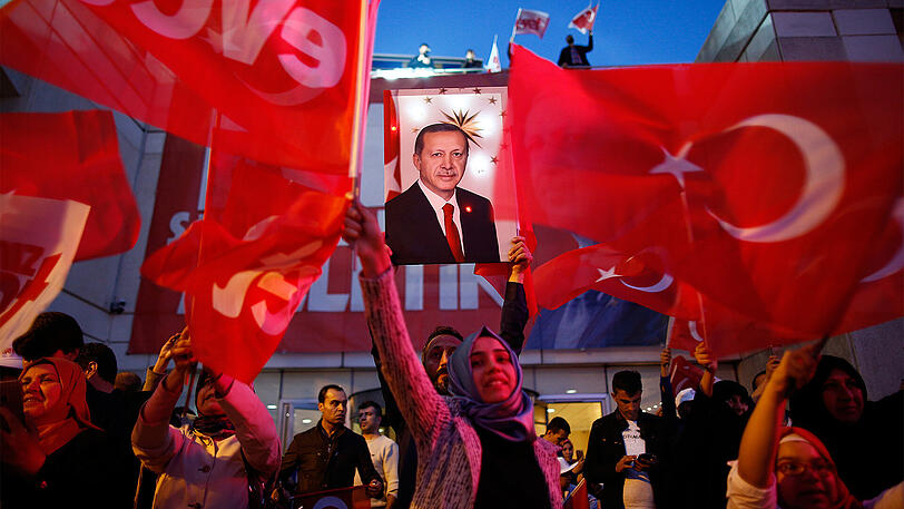 Erdogan-Anhänger feierten in Istanbul schon Stunden vor Bekanntgabe des offiziellen Ergebnisses.