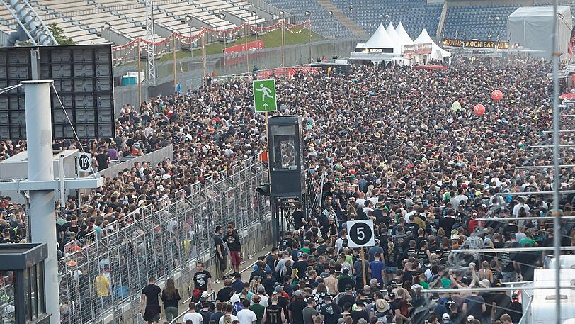 Terrorwarnung bei "Rock am Ring": Die Besuchermassen Strömen zum Ausgang.
