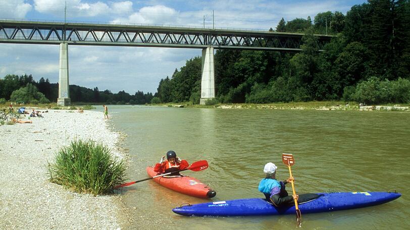 Paddeln an der Großhesseloher Brücke.