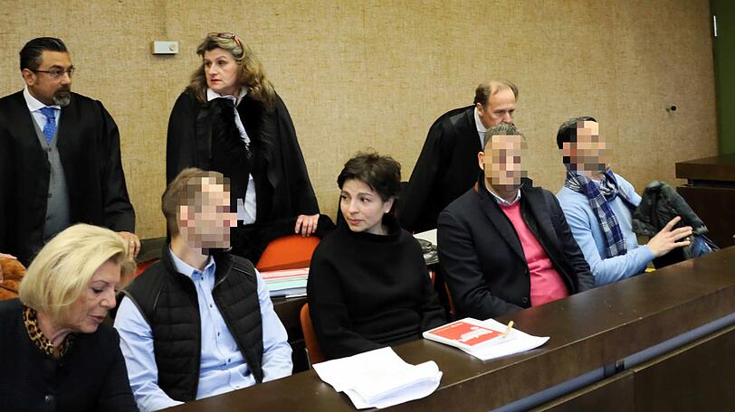 Vor Prozessbeginn: die drei Angeklagten.