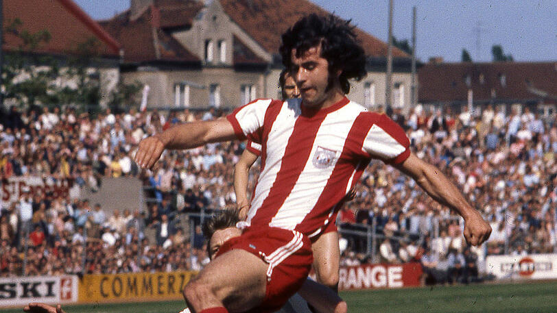3. Juni 1972: Am 32. Spieltag der Saison 1971/72 empfing der FC Bayern Eintracht Frankfurt im Grünwalder Stadion. Durch einen Dreierpack beim 6:3-Erfolg der Münchner schrieb sich Gerd Müller in die Geschichtsbücher ein. Der "Bomber der Nation" knackte die 40-Tore-Marke. Der Rekord ist bis heute unangetastet.