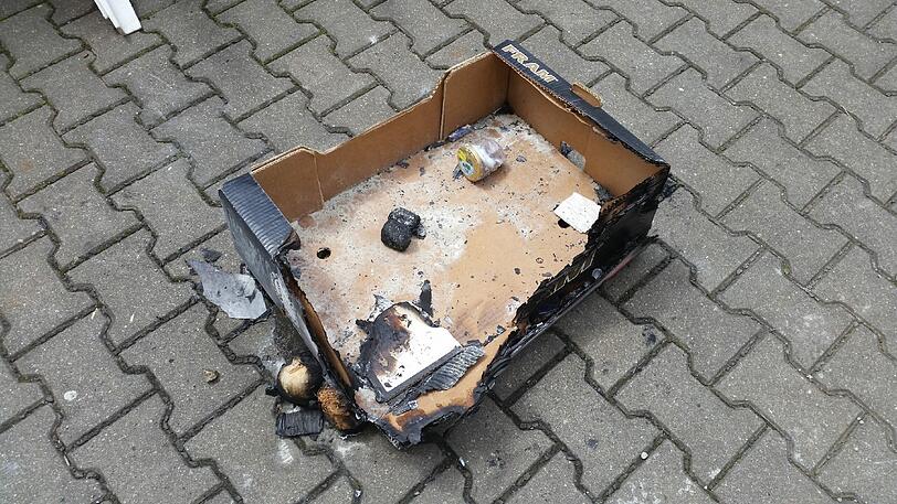 Reste einer angeschmorten Kiste mit Speisen