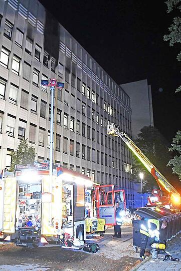 Das Feuer brach im 5. Stock der Unterkunft aus - das Gebäude musste teilweise evakuiert werden. Die Bilder vom Feuerwehreinsatz.