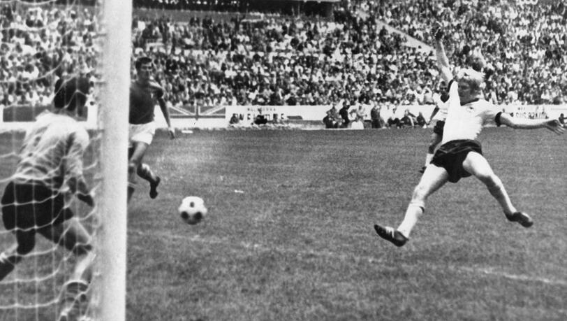 Karl-Heinz Schnellinger mit dem 1:1 in der Nachspielzeit. Karl-Heinz Schnellinger mit dem 1:1 in der Nachspielzeit.