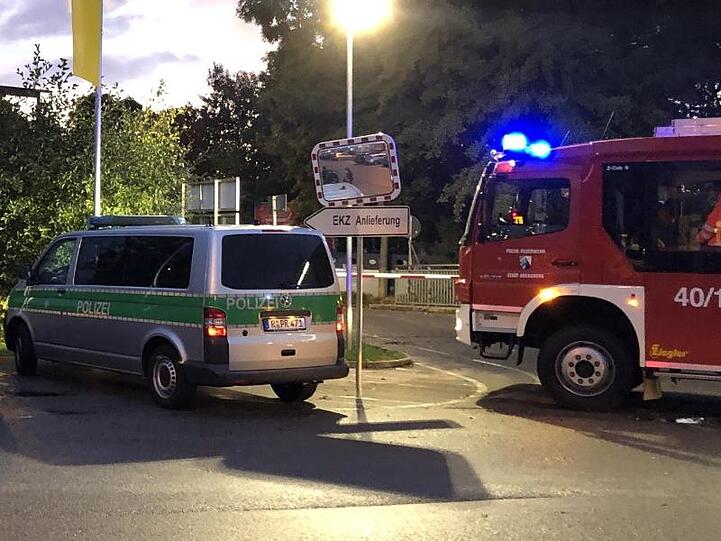 Fahrzeuge von Polizei und Feuerwehr stehen vor dem Supermarkt, in dem Schüsse gefallen sind. Foto: Alexander Auer/dpa