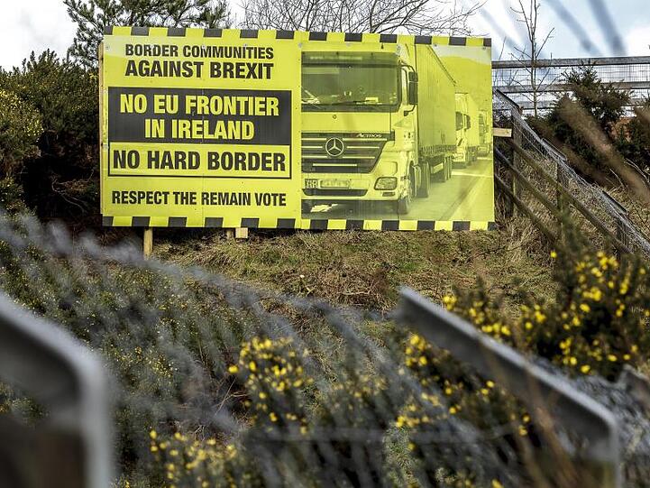 Anti-Brexit-Schild an der Grenze zwischen Irland und Nordirland.