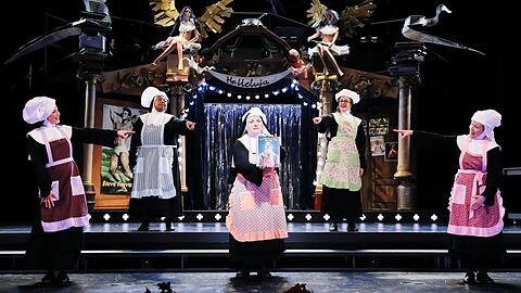 Florine Schnitzel, Tracey Adele Cooper, Dagmar Hellberg, Julia Sturzlbaum und Frances Lucey (von links) in "Non(n)sens" im Gärtnerplatztheater.