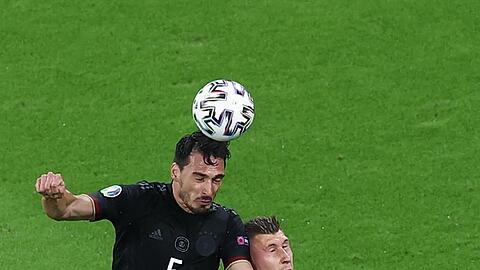Deutschlands Mats Hummels und Ungarns Willi Orban (r) in Aktion.