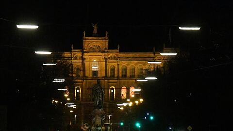 Der Bayerischer Landtag ist bei Nacht zu sehen.