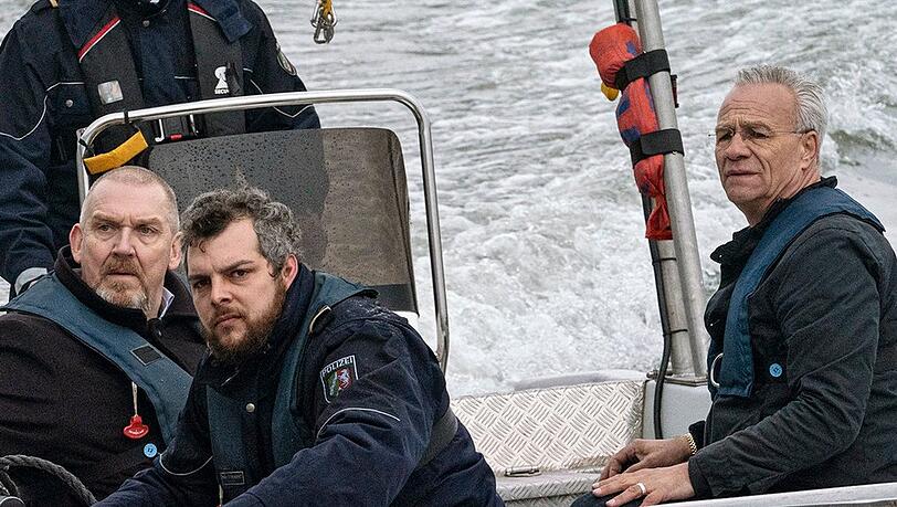 "Tatort: Hubertys Rache": Wasserschutzpolizei bringt die Kommissare Freddy Schenk (Dietmar Bär, sitzend, l.) und Max Ballauf (Klaus J. Behrendt, r.) zum Ausflugsschiff, das auf dem Rhein entführt wurde. "Tatort: Hubertys Rache": Wasserschutzpolizei bringt die Kommissare Freddy Schenk (Dietmar Bär, sitzend, l.) und Max Ballauf (Klaus J. Behrendt, r.) zum Ausflugsschiff, das auf dem Rhein entführt wurde.