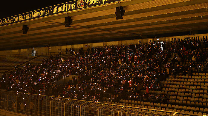 Am Samstagabend versammelten sich wieder zahlreiche Fans im Grünwalder Stadion zum Adventssingen.