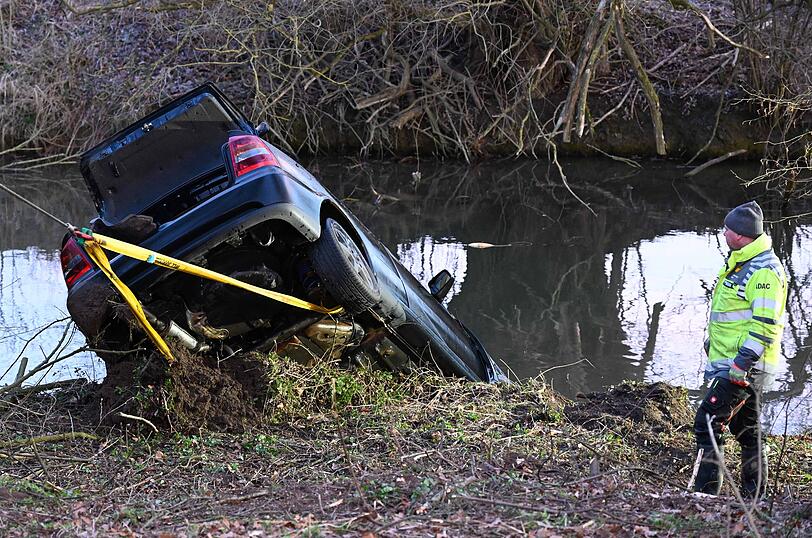 Betrunken auf dem Heimweg von der Disco: Der Fahrer (21) und seine Beifahrerin (19) konnten sich selbst aus dem Wagen befreien, sie kamen leicht verletzt ins Krankenhaus.