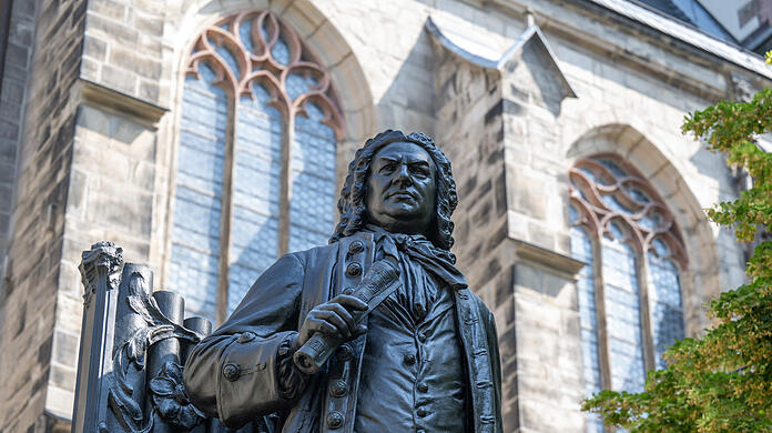 Das Denkmal für Johann Sebastian Bach prägt den Hof der Thomaskirche in Leipzig.