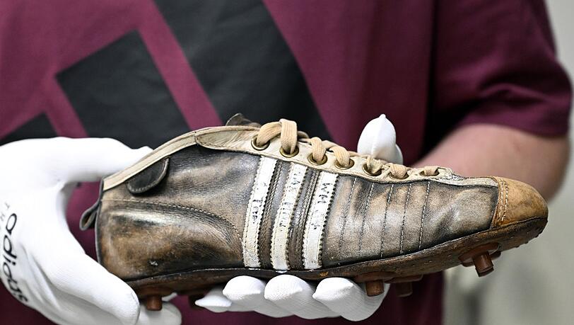 Adidas hat nach einem erfolgreichen ersten Halbjahr seine Prognose für das Gesamtjahr nach oben korrigiert. Adidas hat nach einem erfolgreichen ersten Halbjahr seine Prognose für das Gesamtjahr nach oben korrigiert.