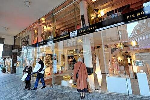 Baustellen-Shopping: Im ehemaligen Möbelhaus Reim in der Kaiserstraße gibt&rsquo;s bis zum 14. Februar exklusive Kunst und Möbel zu kaufen.