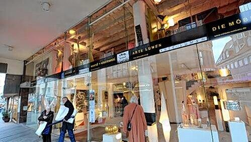 Baustellen-Shopping: Im ehemaligen Möbelhaus Reim in der Kaiserstraße gibt’s bis zum 14. Februar exklusive Kunst und Möbel zu kaufen. Baustellen-Shopping: Im ehemaligen Möbelhaus Reim in der Kaiserstraße gibt’s bis zum 14. Februar exklusive Kunst und Möbel zu kaufen.