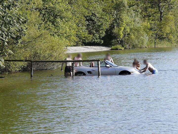Sommer und Sonne am Starnberger See: Da ging auch ein Porsche Boxter Cabrio am Dienstag baden. Nachdem das Fahrzeug aus unbekannter Ursache ins Wasser gerollt war, musste es vom Abschleppdienst geborgen werden.