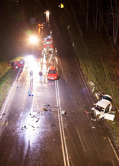 Schlimmer Unfall auf der B2: 3 Tote und ein schwer Verletzter.