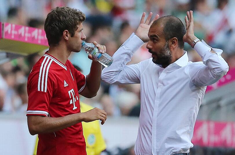 Thomas Müller (l.) vom FC Bayern im Gespräch mit Trainer Pep Guardiola.