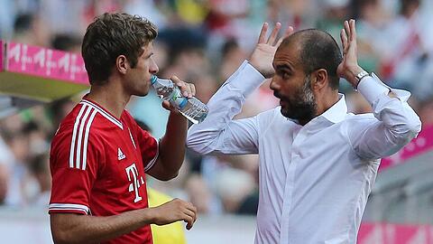 Thomas Müller (l.) vom FC Bayern im Gespräch mit Trainer Pep Guardiola.