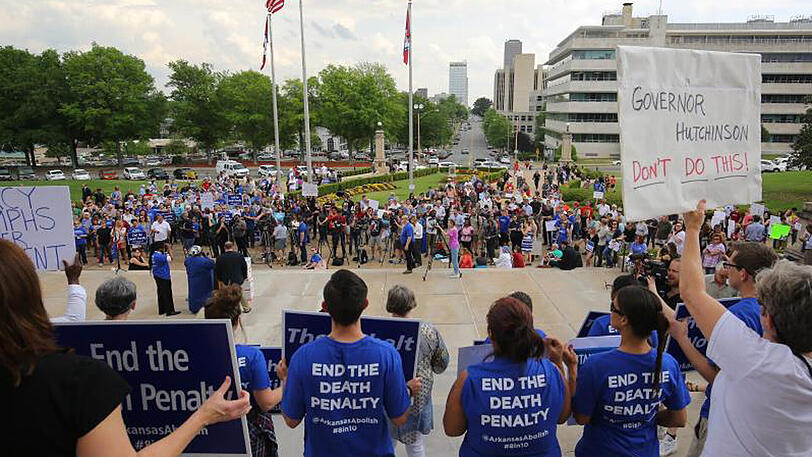 Noch vor wenigen Tagen protestierten Personen gegen eine geplante Serie von Hinrichtungen im US-Bundesstaat Arkansas vor dem Parlamentsgebäude in Little Rock.