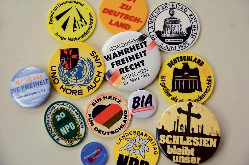 Buttons der rechten Szene aus der Sammlung der Antifaschistischen Informations-, Doku- und Archivstelle München.