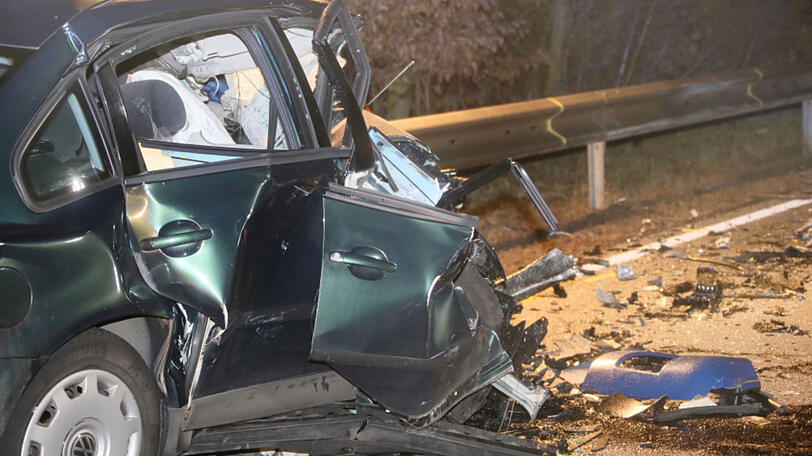 Tödlicher Verkehrsunfall bei Rattenkirchen auf der B 12. Die Bilder von der Unfallstelle.