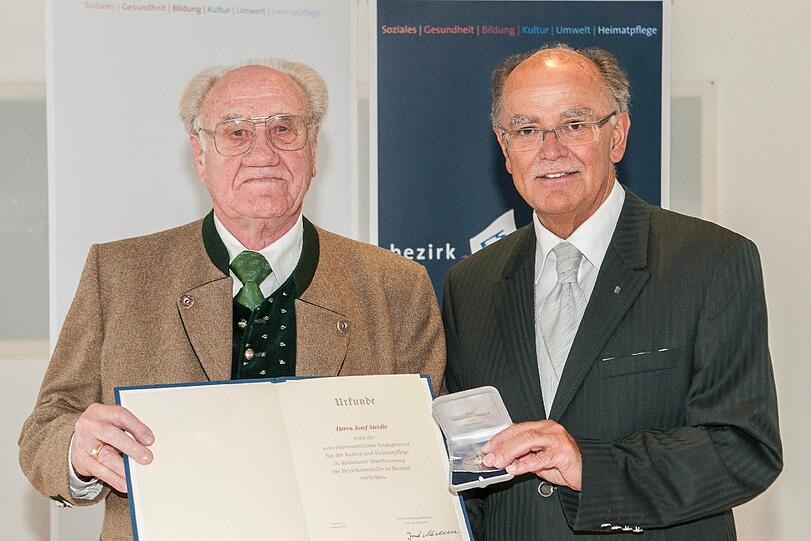 Josef Steidle (links) und Bezirkstagspräsident Josef Mederer.