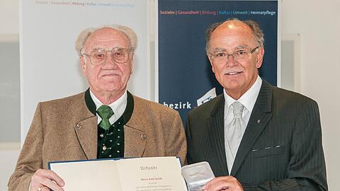 Josef Steidle (links) und Bezirkstagspräsident Josef Mederer.