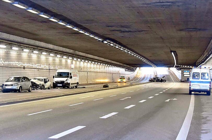 Weitere Bilder von der Unfallstelle im Altstadtringtunnel.