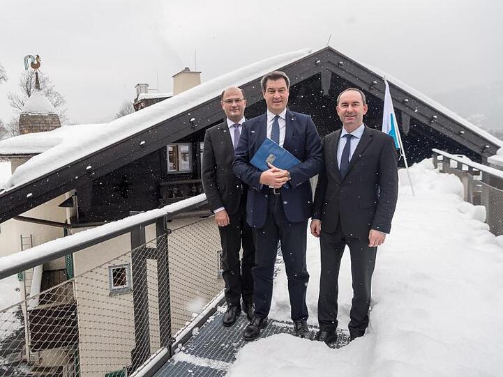 Minister Albert Füracker (l-r), Ministerpräsident Markus Söder und Minister Hubert Aiwanger nach der Haushaltsklausur. Foto: Peter Kneffel