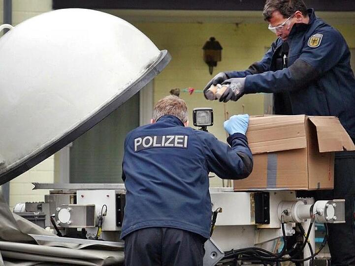 Beamte sichern Feuerwerkskörper in einem Spezialbehälter. Foto: Kay-Helge Hercher
