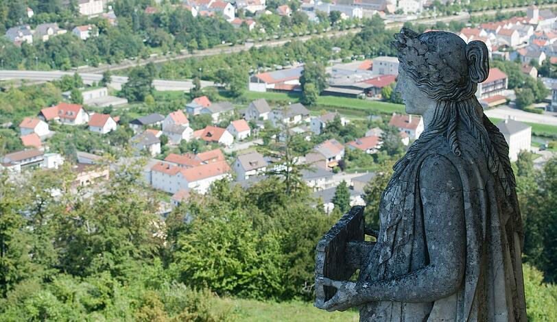 Eine Statue der Befreiungshalle steht in Kelheim vor der Stadt und wartet auf den Abschluss der Restaurierung.