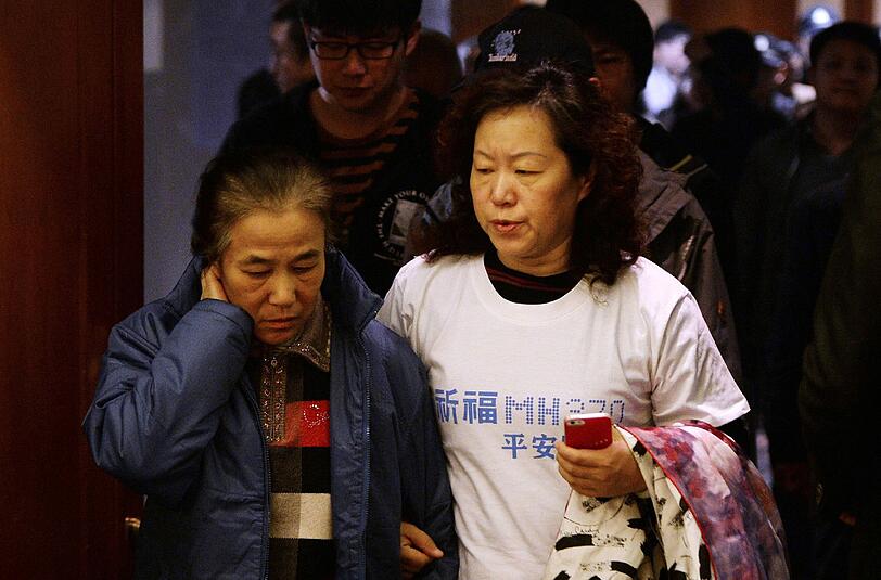 Angehörige der vermissten Passagiere von Flug MH370 verlassen ein erneutes Treffen mit Verantwortlichen der Airline. Sie quält immernoch die schreckliche Ungewissheit.