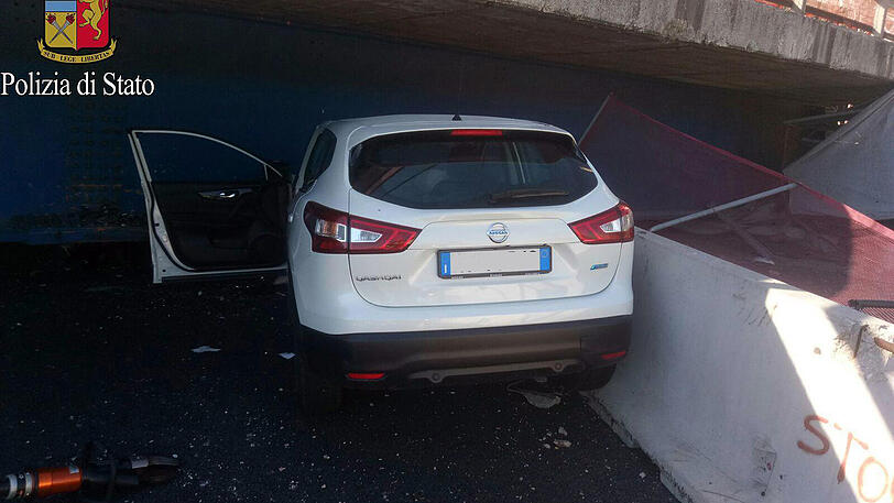 In der Nähe von Ancona ist eine Brücke auf eine Autobahn gestürzt. Zwei Menschen kamen ums Leben. Die dramatischen Bilder von der Unglücksstelle.