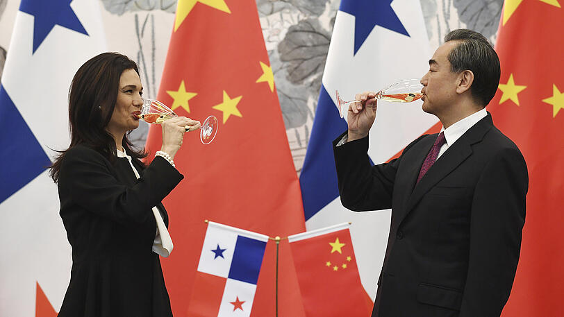 Panamas Außenministerin Isabel de Saint Malo und der chinesische Außenminister Wang Yi in Peking bei einem gemeinsamen Treffen.