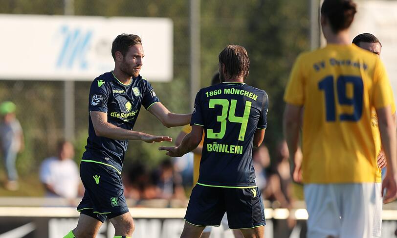 Markus Ziereis lässt sich für eines seiner drei Tore feiern.