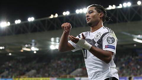 Serge Gnabry rührt nach seinem 2:0 in Belfast gegen Nordirland wieder in seiner imaginären Suppe.