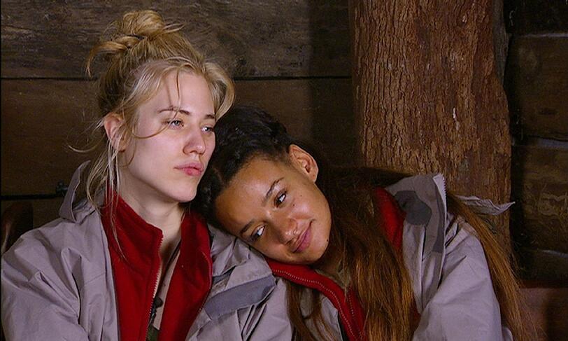 Gabby (r.) und Larissa müssen zur 'Nacht-Schatzsuche' antreten.