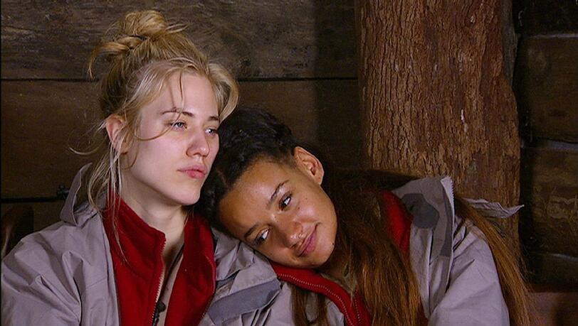 Gabby (r.) und Larissa müssen zur 'Nacht-Schatzsuche' antreten. Gabby (r.) und Larissa müssen zur 'Nacht-Schatzsuche' antreten.