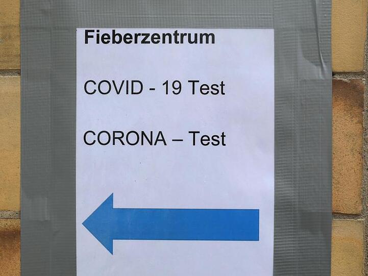 Ein Hinweisschild für ein Fieberzentrum.
