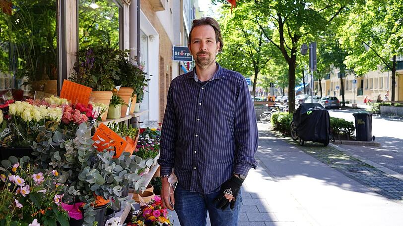 Severin Komander hat drei Autos, die er für seinen Blumenladen braucht. Er findet trotzdem, dass die Augustenstraße verkehrsberuhigter sein sollte.